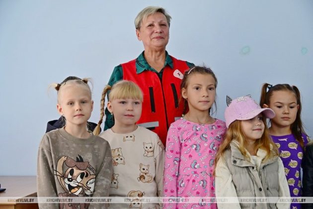 Первоклашки из многодетных семей получили подарки от Красного Креста