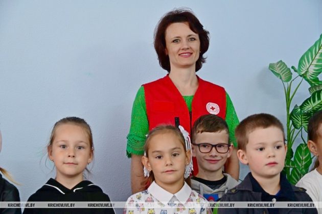 Первоклашки из многодетных семей получили подарки от Красного Креста