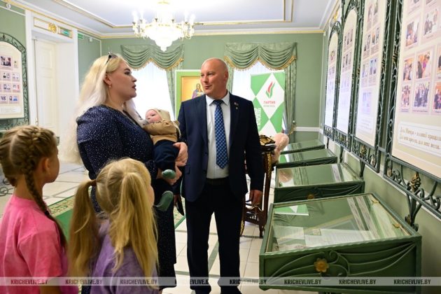 «Бацькаву кашулю» за третьего ребенка вручили кричевлянке