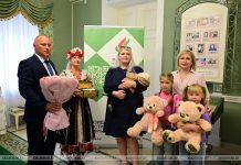 «Бацькаву кашулю» за третьего ребенка вручили кричевлянке «Бацькаву кашулю» за третьего ребенка вручили кричевлянке
