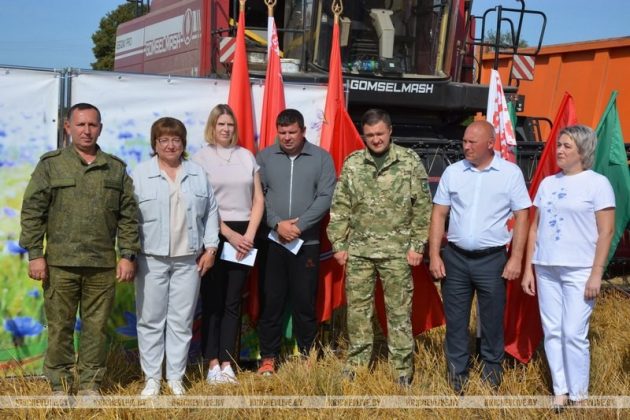 На поле у деревни Мирное КСУП «Малятичи-АГРО» чествовали лидеров жатвы