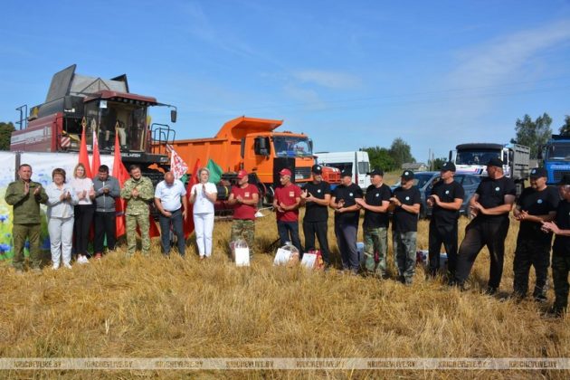 На поле у деревни Мирное КСУП «Малятичи-АГРО» чествовали лидеров жатвы