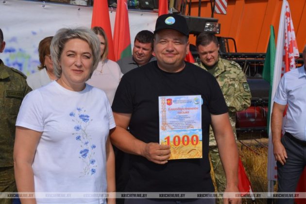 На поле у деревни Мирное КСУП «Малятичи-АГРО» чествовали лидеров жатвы
