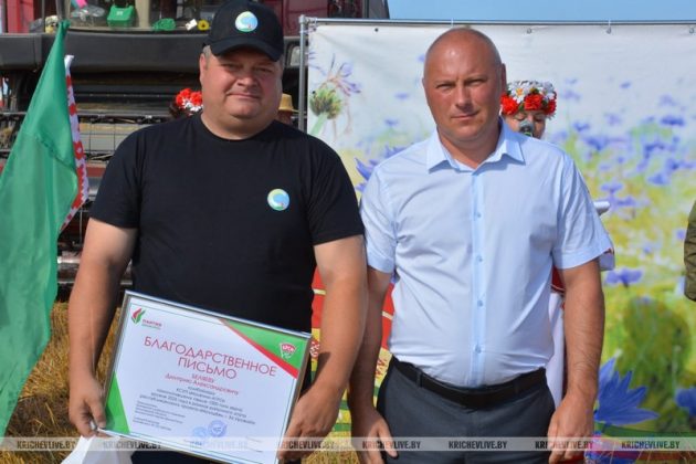 На поле у деревни Мирное КСУП «Малятичи-АГРО» чествовали лидеров жатвы