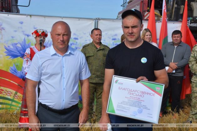 На поле у деревни Мирное КСУП «Малятичи-АГРО» чествовали лидеров жатвы