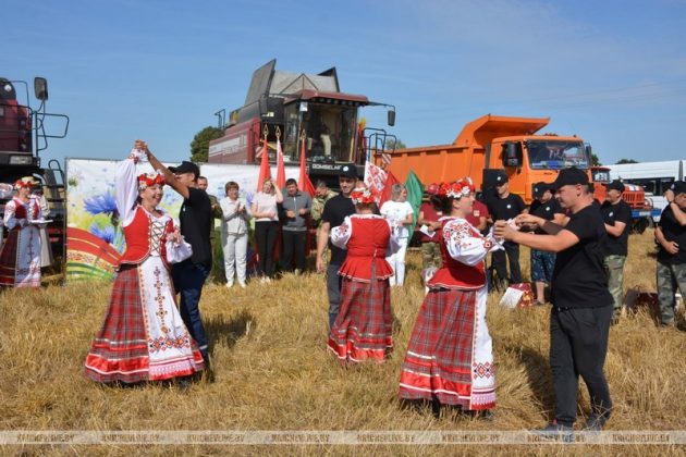 На поле у деревни Мирное КСУП «Малятичи-АГРО» чествовали лидеров жатвы