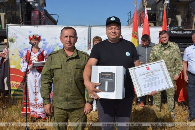 На поле у деревни Мирное КСУП «Малятичи-АГРО» чествовали лидеров жатвы