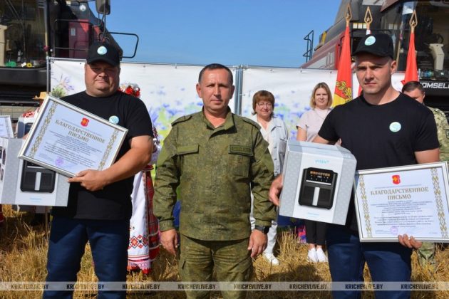 На поле у деревни Мирное КСУП «Малятичи-АГРО» чествовали лидеров жатвы