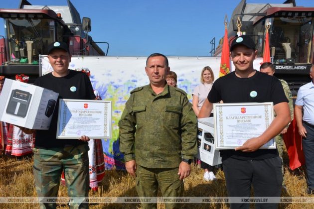 На поле у деревни Мирное КСУП «Малятичи-АГРО» чествовали лидеров жатвы