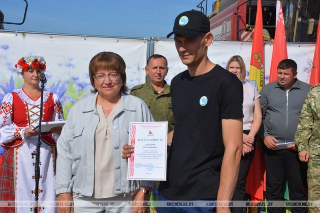 На поле у деревни Мирное КСУП «Малятичи-АГРО» чествовали лидеров жатвы