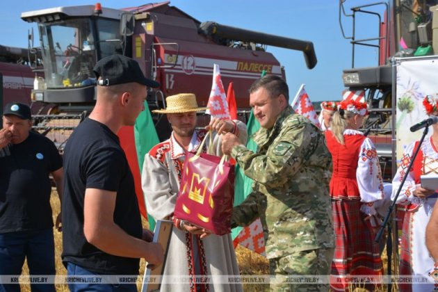 На поле у деревни Мирное КСУП «Малятичи-АГРО» чествовали лидеров жатвы