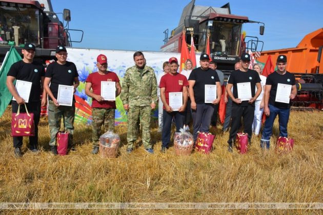 На поле у деревни Мирное КСУП «Малятичи-АГРО» чествовали лидеров жатвы