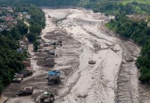 В Непале пропавшими после наводнения числятся более 600 туристов из 34 стран