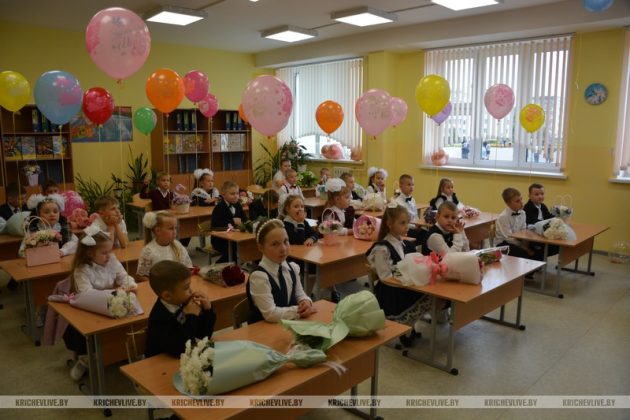Торжественная линейка, приуроченная ко Дню знаний, прошла в средней школе №8