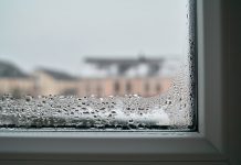 Как удалить плесень с пластиковых окон при помощи «Белизны»
