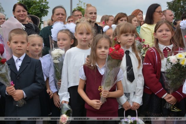 Торжественная линейка, приуроченная ко Дню знаний, прошла в средней школе №8