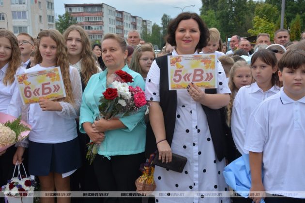 Торжественная линейка, приуроченная ко Дню знаний, прошла в средней школе №8