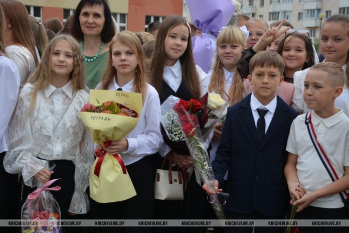 Торжественная линейка, приуроченная ко Дню знаний, прошла в средней школе №8 Торжественная линейка, приуроченная ко Дню знаний, прошла в средней школе №8