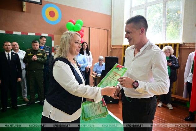 Снова в школу: День знаний в СШ №3 посетил председатель райисполкома