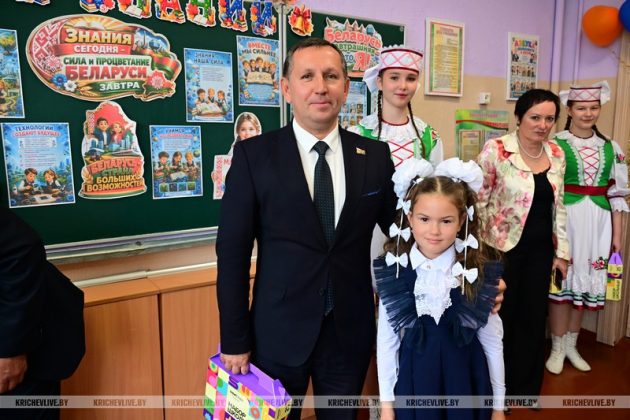 Снова в школу: День знаний в СШ №3 посетил председатель райисполкома
