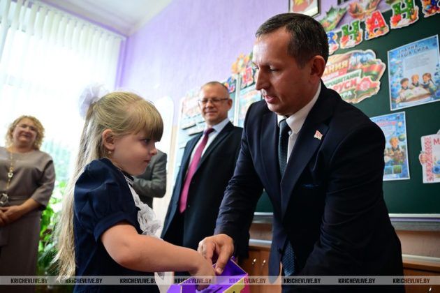 Снова в школу: День знаний в СШ №3 посетил председатель райисполкома