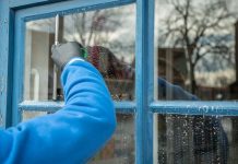 Что добавить в воду, чтобы окна засияли: 7 проверенных рецептов Что добавить в воду, чтобы окна засияли: 7 проверенных рецептов
