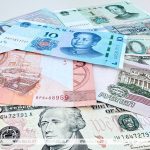 Доллар и юань подорожали, российский рубль подешевел на торгах 5 октября Все новости