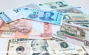 Доллар и юань подорожали, российский рубль подешевел на торгах 5 октября