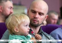 Какие трудовые гарантии предусмотрены для отцов в Беларуси, напомнили в Минтруда Какие трудовые гарантии предусмотрены для отцов в Беларуси, напомнили в Минтруда