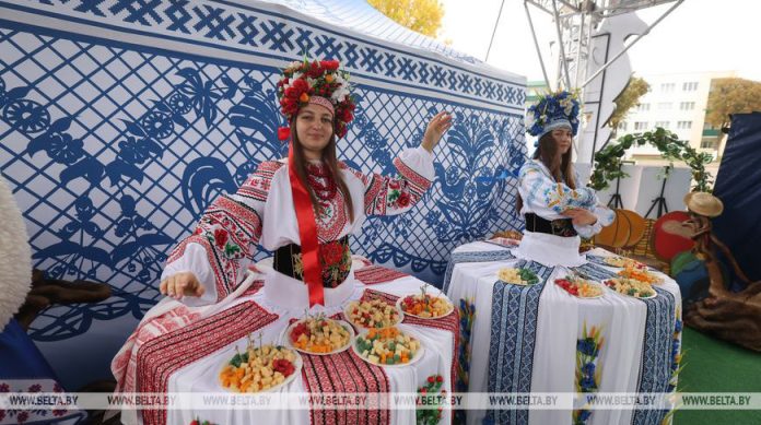 Более 1,5 км торговых рядов и множество угощений. Чем удивит торговля на фестивале "Дажынкі" в Шклове