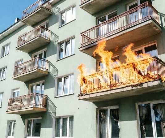 В Кричеве горел балкон многоэтажки В Кричеве горел балкон многоэтажки