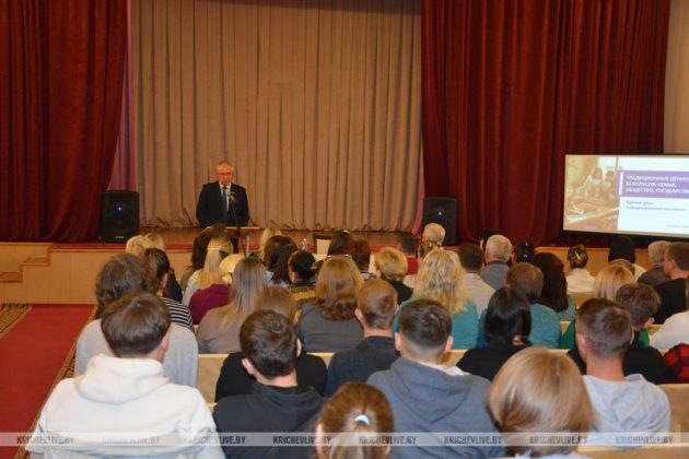С трудовым коллективом Кричевского государственного аграрно-строительного колледжа встретился Олег Стельмашок