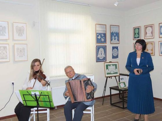 В Климовичском районном краеведческом музее открылась выставка «Ажурное волшебство вытинанки»